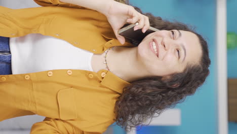 Video-Vertical-De-Una-Joven-Recibiendo-El-Evangelio-Por-Teléfono.